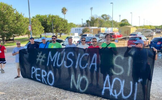 Vecinos de Punta Candor y Verdes Equo Rota en las puertas del festival Black & White Música Sí pero NO aquí Vecinos de Punta Candor y Verdes Equo Rota en las puertas del festival Black & White Música Sí pero NO aquí Verdes Equo Andalucía