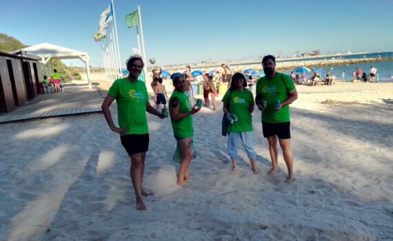 Verdes EQUO Rota reparte más de medio centenar de ceniceros entre las playas de Galeones y El Chorrillo Verdes EQUO Rota reparte más de medio centenar de ceniceros entre las playas de Galeones y El Chorrillo Verdes Equo Andalucía