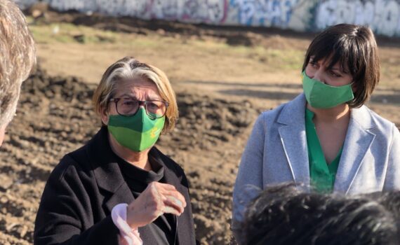 Foto de Inés Sabanés y Mar González en un momento del encuentro con los medios de comunicación en Málaga.