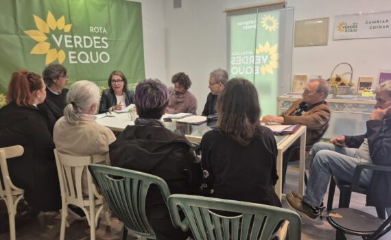 Reunión de la plataforma por el tren Costa Noroeste y la diputada de Sumar, Esther Gil de Reboleño Verdes Equo Andalucía