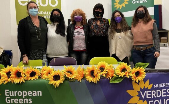 Políticas feministas para una Andalucía más verde Foto de las ponentes de mesa feminista Verdes Equo Andalucía en marzo del 2022.