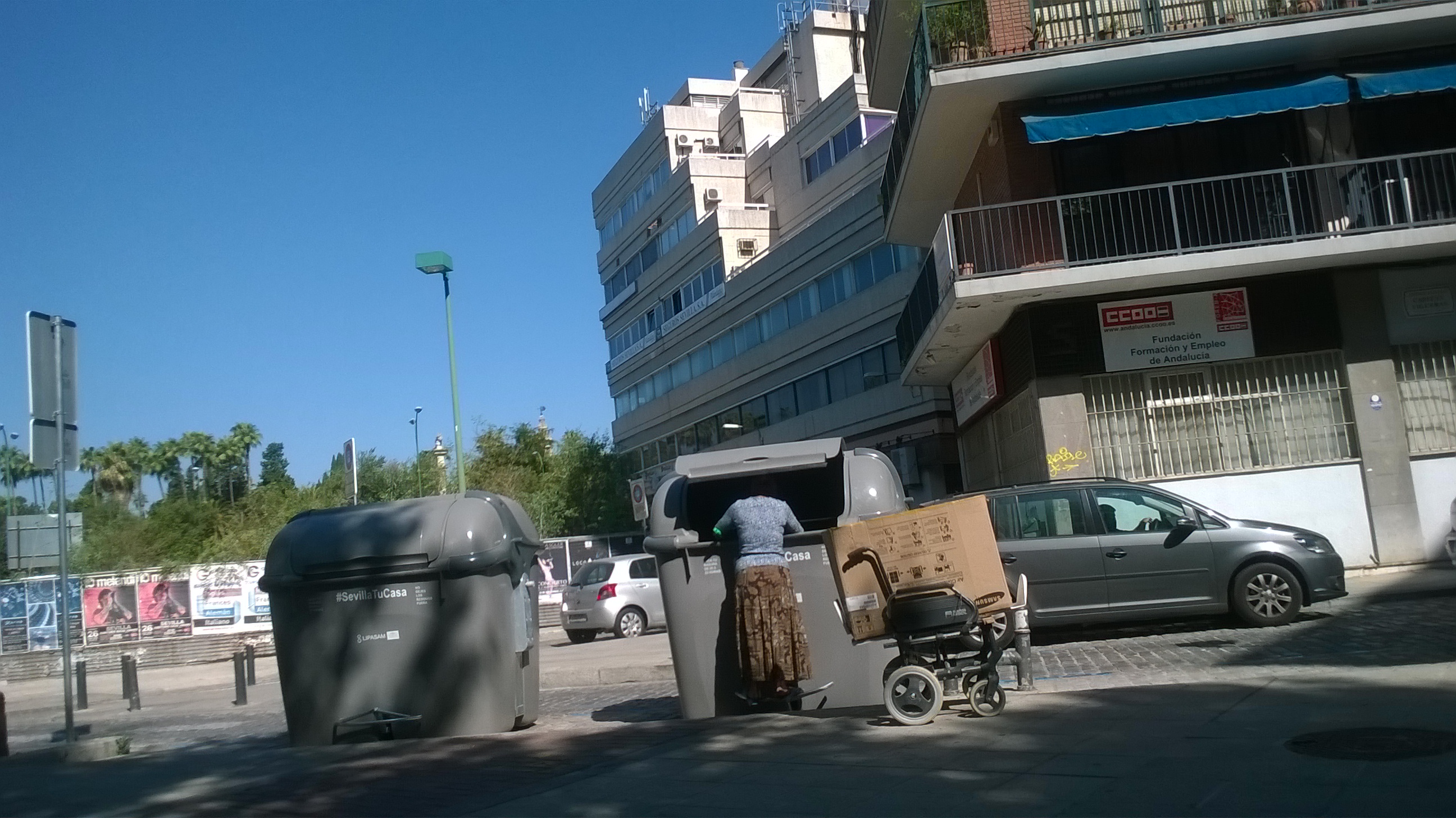Mujer buscando en la basura
