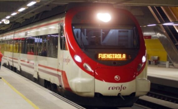 Menos aeropuertos y más Cercanías ante el cambio climático Foto de tren de Cercanías llegando a una estación de Andalucía