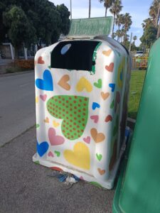 Como ya indicó Verdes Equo en su instalación en 2022, los contenedores de vidrio de “colorines”, se usan como si fueran papeleras Verdes Equo Andalucía