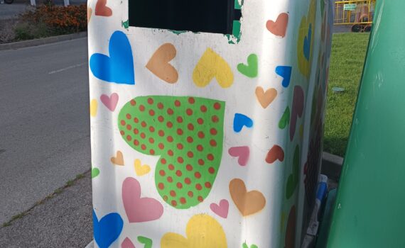 Como ya indicó Verdes Equo en su instalación en 2022, los contenedores de vidrio de “colorines”, se usan como si fueran papeleras Verdes Equo Andalucía