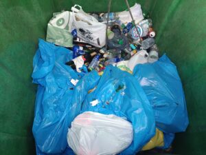Como ya indicó Verdes Equo en su instalación en 2022, los contenedores de vidrio de “colorines”, se usan como si fueran papeleras Como ya indicó Verdes Equo en su instalación en 2022, los contenedores de vidrio de “colorines”, se usan como si fueran papeleras Verdes Equo Andalucía