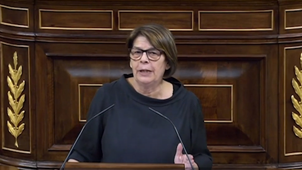 Pregunta al Gobierno de España ante la relajación ambiental de la Junta de Andalucía Foto de Inés Sabanés en el Congreso de los Diputados.